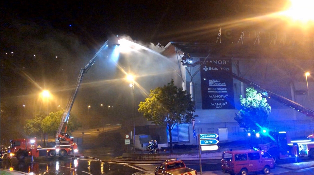 Sierre : la toiture du centre Manor a pris feu hier soir